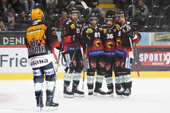 Spieler von SC Bern jubeln nach dem Tor (2-0) von Berns Mark Arcobello, zweite-rechts, mit Berns Top Scorer Andrew Ebbett, Berns Simon Moser, Berns Thomas Ruefenacht, Berns Adam Almquist, beim Eishock ...