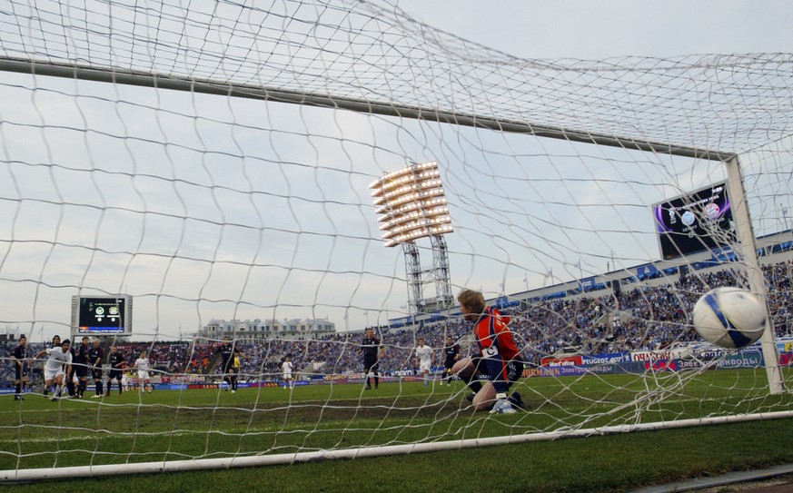 FC Bayern Munich goalkeeper Oliver Kahn, right, fails to save during an UEFA Cup soccer semi final, second leg match against Zenit in St. Petersburg, Russia, Thursday, May 1, 2008. (AP Photo/Sergey Po ...