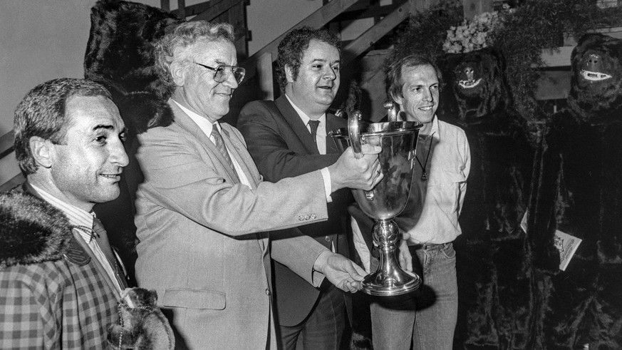 Der Berner Stadtpraesident Werner Bircher, mit Pokal, empfaengt am 14. Juni 1986 in der Orangerie Elfenau in Bern die Spieler und Trainer von Schweizer Fussballmeister Young Boys zu einer Meisterfeier ...