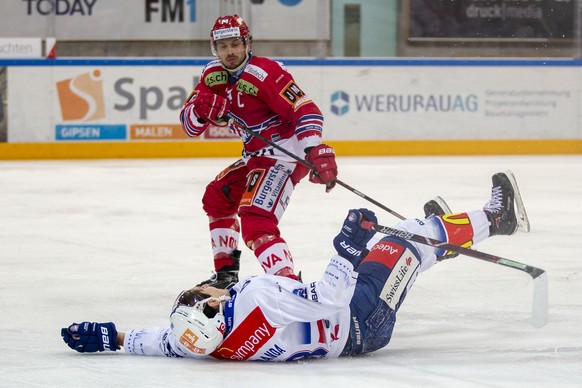 SC Rapperswil-Jona Lakers Stuermer Corsin Casutt gegen ZSC Lions Stuermer Marco Miranda, am Boden, waehrend dem Eishockey-Meisterschaftsspiel der National League zwischen den SC Rapperswil-Jona Lakers ...