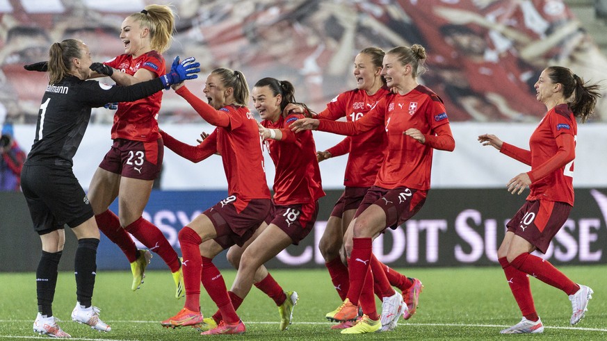 Swiss goalkeeper Gaelle Thalmann, celebrates with Alisha Lehmann, Ana Maria Crnogorcevic, Riola Xhemaili, Malin Gut, Julia Stierli and Fabienne Humm, from left to right, after winning the UEFA Women&# ...