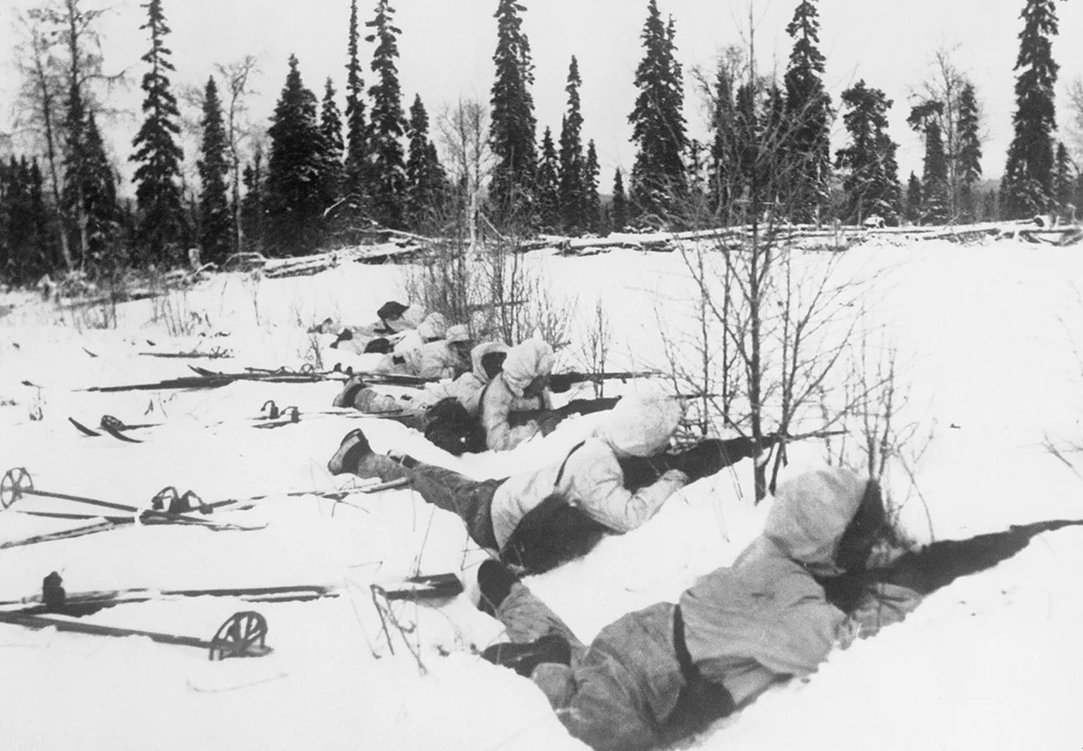 Eine finnische Skipatrouille im Winterkrieg von 1940 gegen die Sowjetunion.
https://commons.wikimedia.org/wiki/File:The_War_in_Finland,_1940_HU55566.jpg