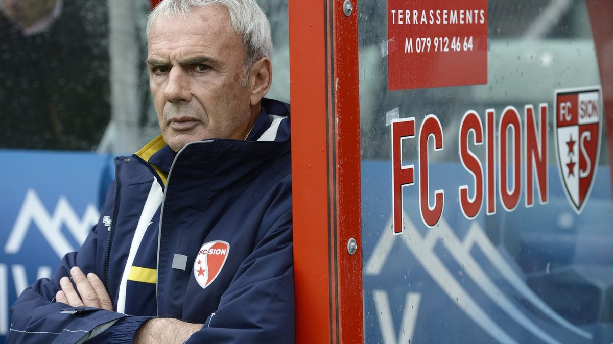 L'entraineur valaisan Michel Decastel, lors de la rencontre de football de Super League entre le FC Sion et FC Luzern, ce dimanche, 7 octobre 2012, au stade de Tourbillon, a Sion. (KEYSTONE/Laure ...