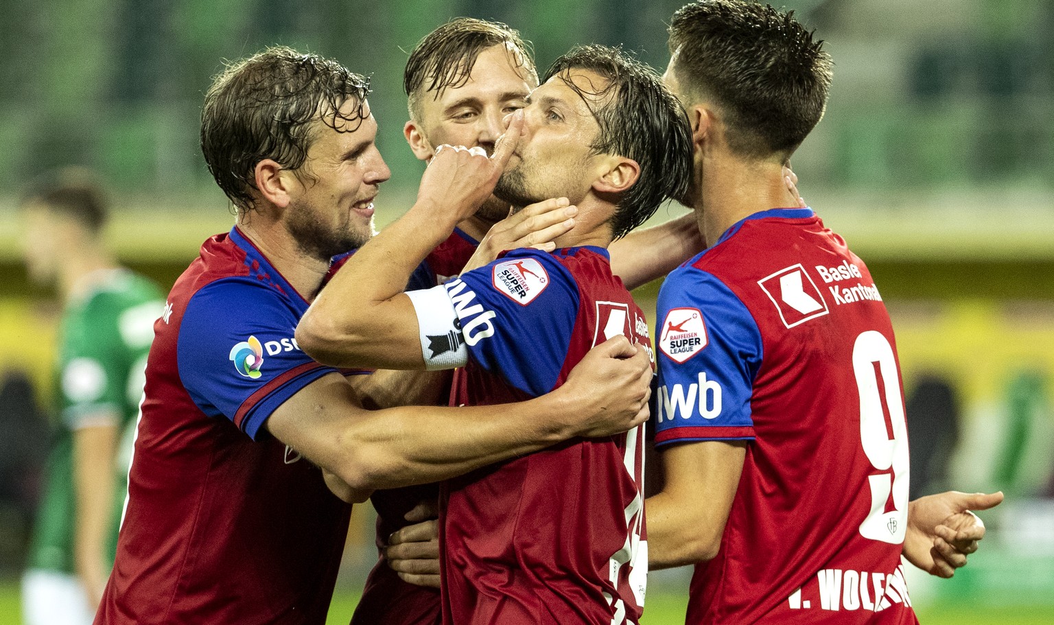 Jubel bei Basels Valentin Stocker, Mitte, im Fussball Meisterschaftsspiel der Super League zwischen dem FC St. Gallen und dem FC Basel, am Mittwoch, 22. Juli 2020, im Kybunpark in St. Gallen. (KEYSTON ...