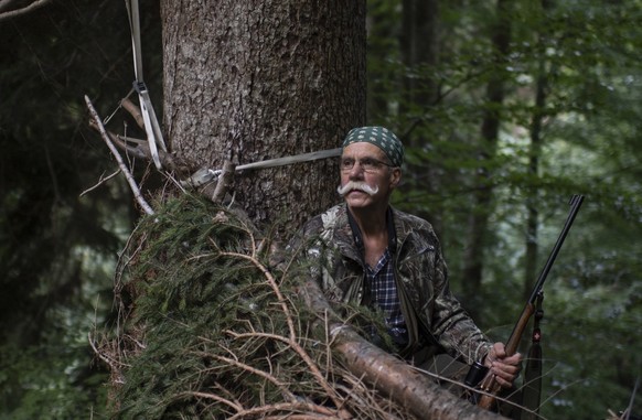 Jaeger Hampi Hitz auf der Pirsch, aufgenommen am ersten Tag der Buendner Hochjagd, am Donnerstag, 2. September 2020, in Malans. Die Hochjagd hat eine lange Tradition im Kanton Graubuenden und dauert 2 ...