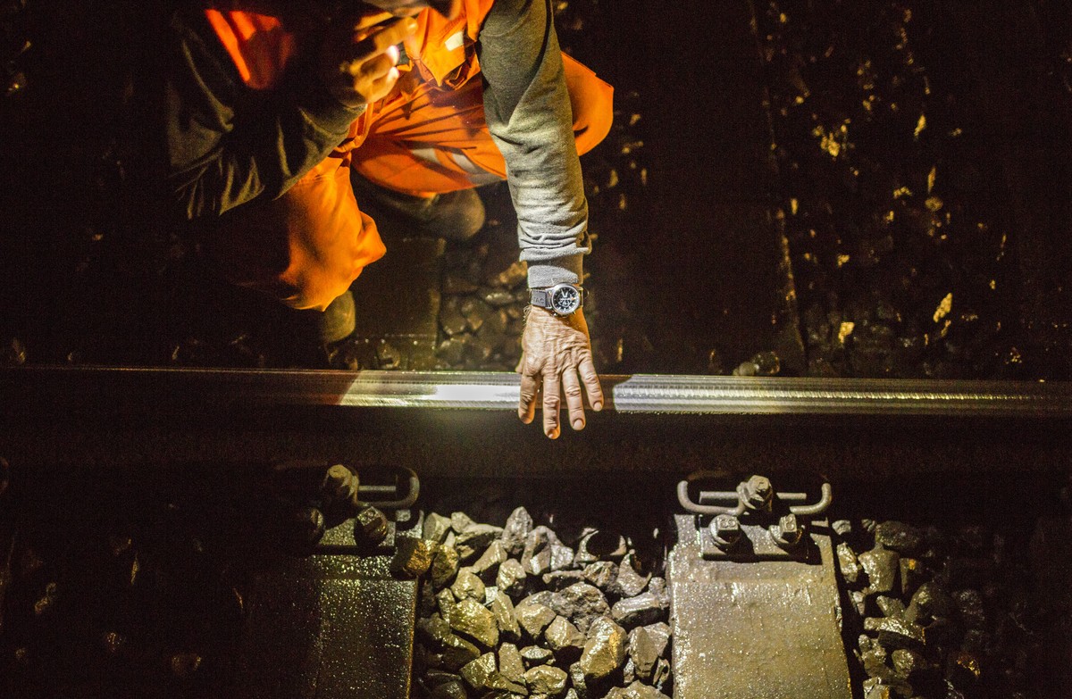 ARCHIV - ZUR PRESSEKONFERENZ ZUM AUSBAU DER BAHNINFRASTRUKTUR STELLEN WIR IHNEN DIESES ARCHIVBILD ZUR VERFUEGUNG - Nachdem der Schleifzug durch Schleifen die Schienen bearbeitet hat, kontrolliert ein  ...