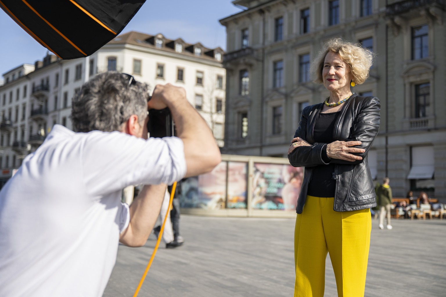 Corine Mauch, Stadtpraesidentin Zuerich, laesst sich von einem Fotografen fuer die Kampagne «Gewalt macht dich nicht zum Mann. Zuhoeren schon» fotografieren, waehrend der Lancierung der Kampagne, am D ...