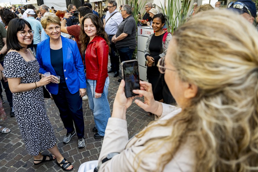 La presidente de la Confederation Viola Amherd, pose pour une photographie avec la population valaisanne pendant un aperitif dans la rue du Grand-Pont lors de l&#039;excursion 2024 du Conseil federal  ...
