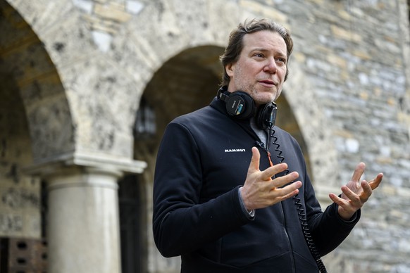 Le realisateur Pierre Monnard, parle aux journalistes sur le lieu de tournage de la serie suisse "Winter Palace" dans le decor du Chateau Mercier le mardi 27 fevrier 2024 a Sierre. Avec &quo ...