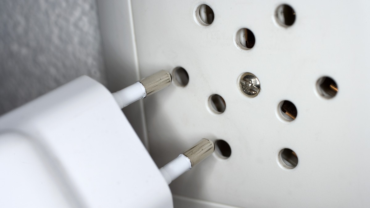ARCHIV --- ZUR MELDUNG, DASS DER STROMMARKT AB 2018 VOLLSTAENDIG GEOEFFNET WERDEN SOLL, STELLEN WIR IHNEN FOLGENDES BILD ZUR VERFUEGUNG --- Ein Kabel mit einem zweipoligen Stecker wird in eine Steckdo ...