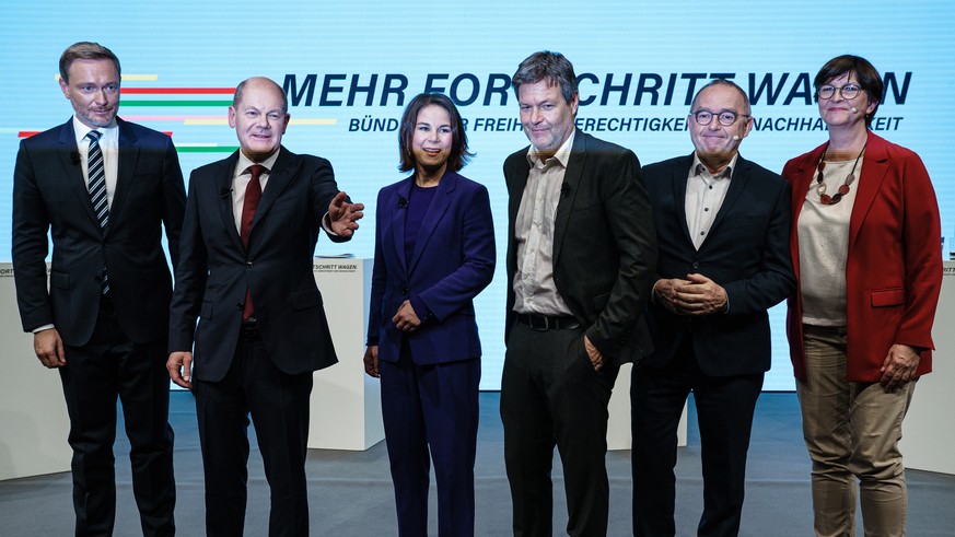 epa09600984 (L-R) Free Democratic Party (FDP) chairman and faction chairman in the German parliament Bundestag Christian Lindner, Acting German Minister of Finance and Social Democratic Party (SPD) to ...