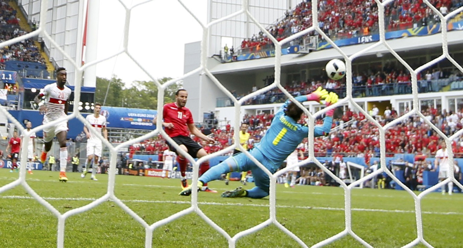 Yann Sommer hält den Schweizer Sieg fest.