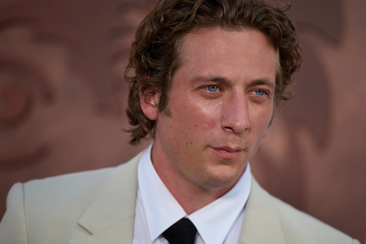 epa11438350 Jeremy Allen White arrives to 'The Bear season 3' premiere at El Capitan Theatre in Los Angeles, California, USA, 25 June 2024. EPA/ALLISON DINNER
