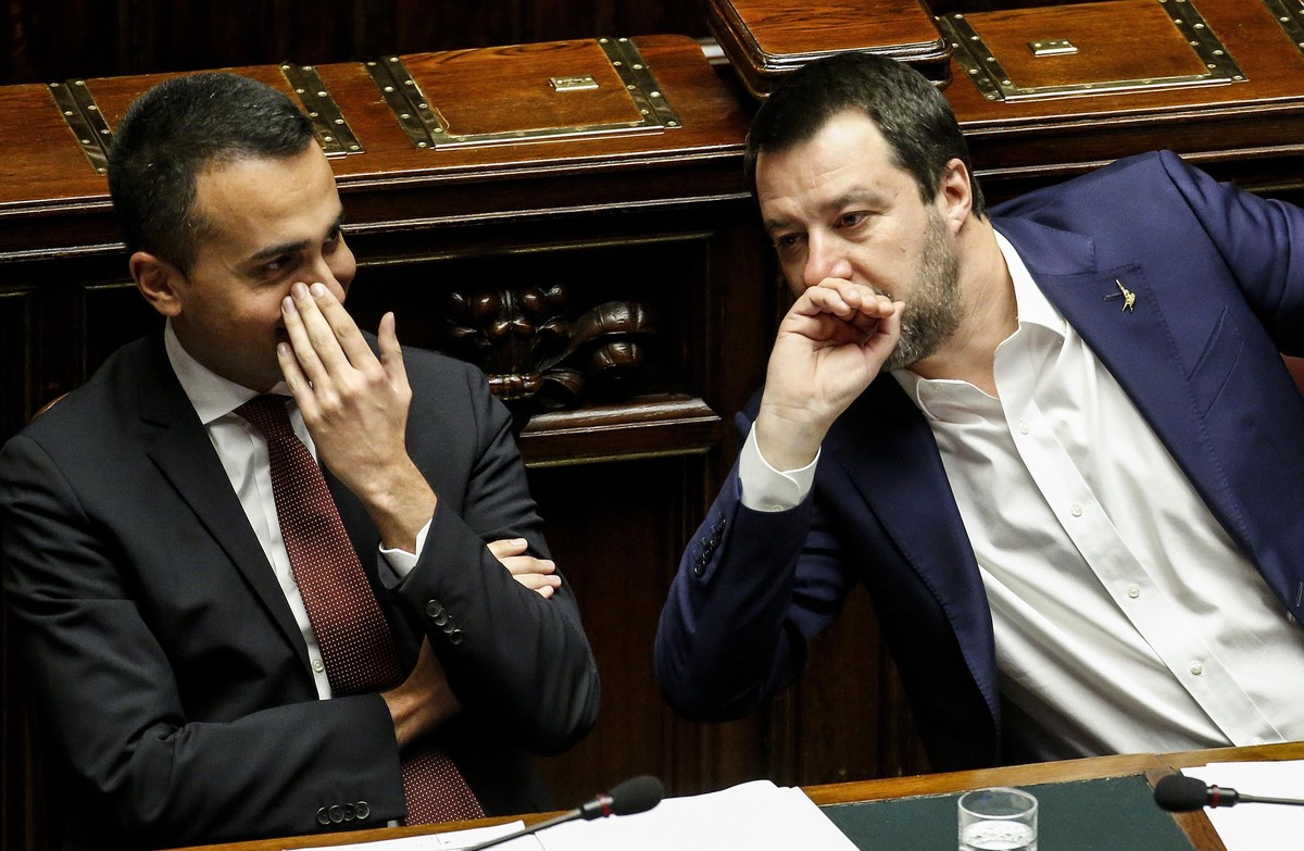 epa07367008 Italian Deputies Premier Matteo Salvini (R) and Luigi Di Maio during a Question Time at the Chamber of Deputies, in Rome, Italy, 13 February 2019. EPA/FABIO FRUSTACI