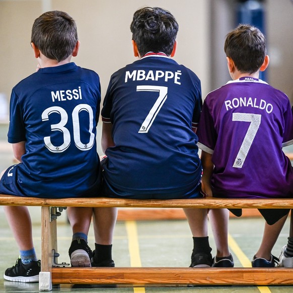 Sport Themen der Woche KW17 Sport Bilder des Tages Ex-Profis Klinkert und Witeczek in Grundschule *** NUR F