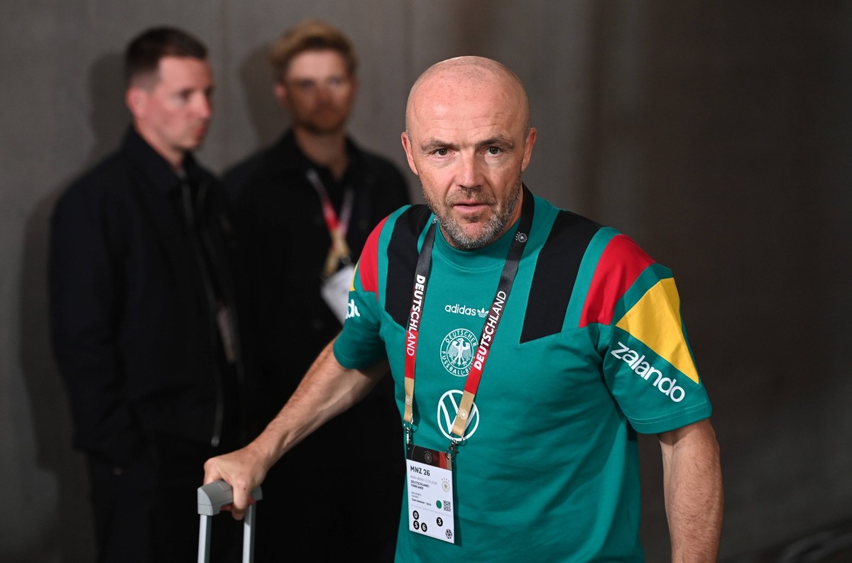 Co-Trainer Alfred SCHREUDER GER steigt aus dem Mannschaftsbus, Deutschland GER - Finnland FIN Fussball Laenderspiel,Freundschaftsspiel, am 3105.2026, Mewa Arena Mainz / Deutschland. UEFA regulations p ...