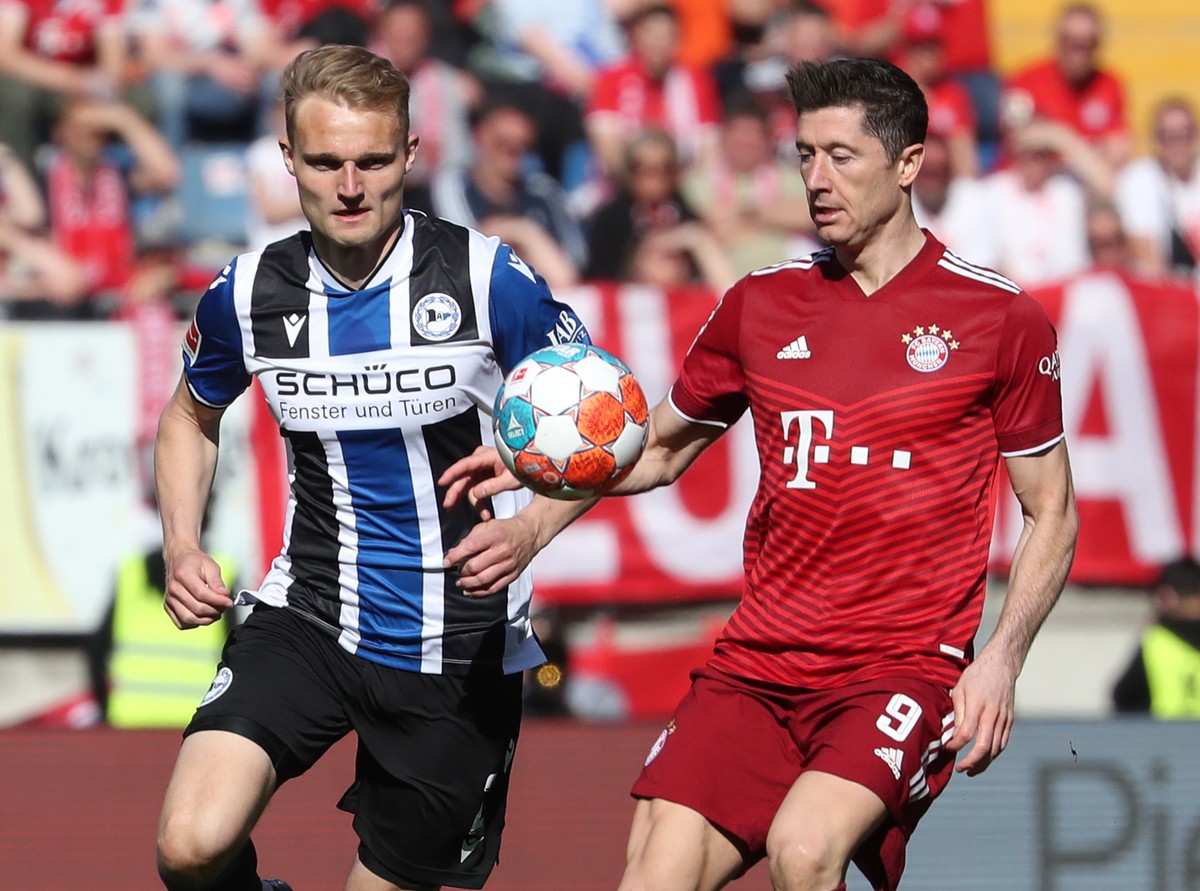 epa09894652 Bielefeld's Amos Pieper (L) in action against Bayern's Robert Lewandowski (R) during the German Bundesliga soccer match between DSC Arminia Bielefeld and FC Bayern Munich in Biel ...
