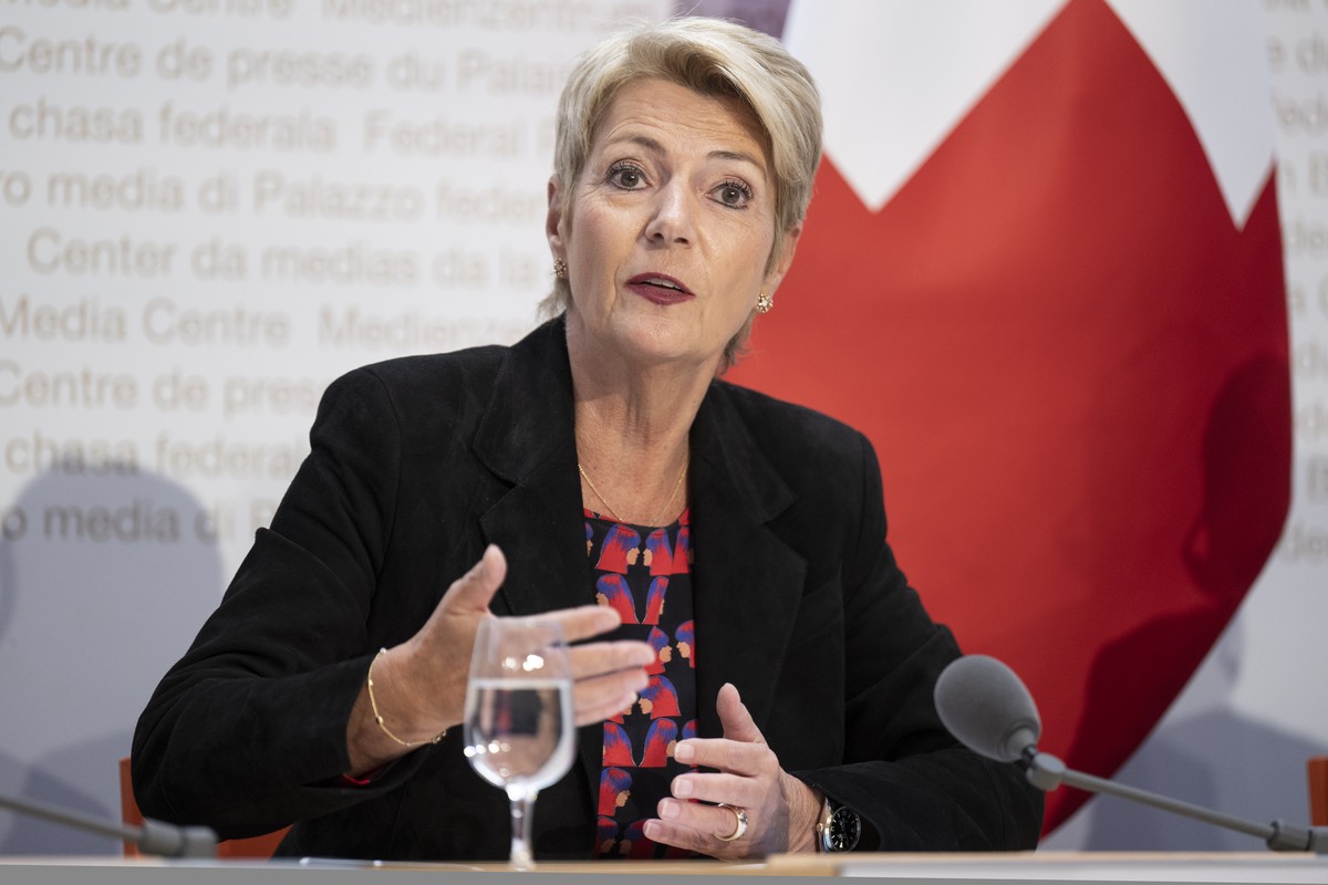 Bundespraesidentin Karin Keller-Sutter spricht an einer Medienkonferenz zu den Abstimmungsergebnissen, am Sonntag, 28. September 2025, in Bern. (KEYSTONE/Peter Schneider)