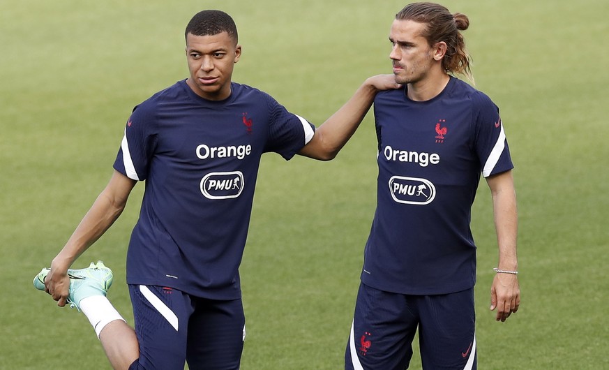 epa09241695 French national soccer players Kylian Mbappe (L) and Antoine Griezmann (R) atttend a training session in Nice, France, 01 June 2021. France faces Wales in an international friendly match o ...