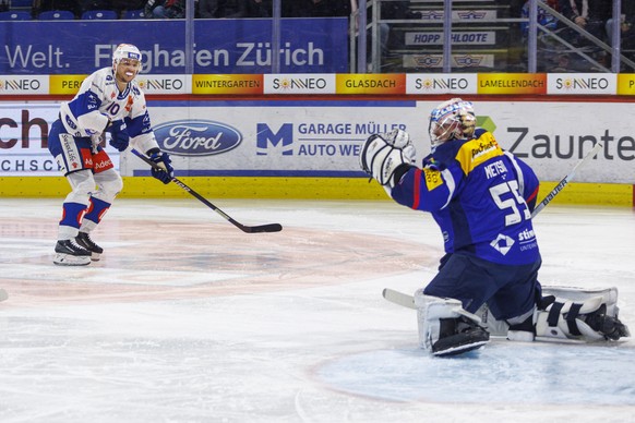 ZSC Lions Stuermer Sven Andrighetto trifft zum 0-1 gegen EHC Kloten Torhueter Juha Metsola waehrend dem Eishockey-Meisterschaftsspiel der National League zwischen dem EHC Kloten und den ZSC Lions am F ...