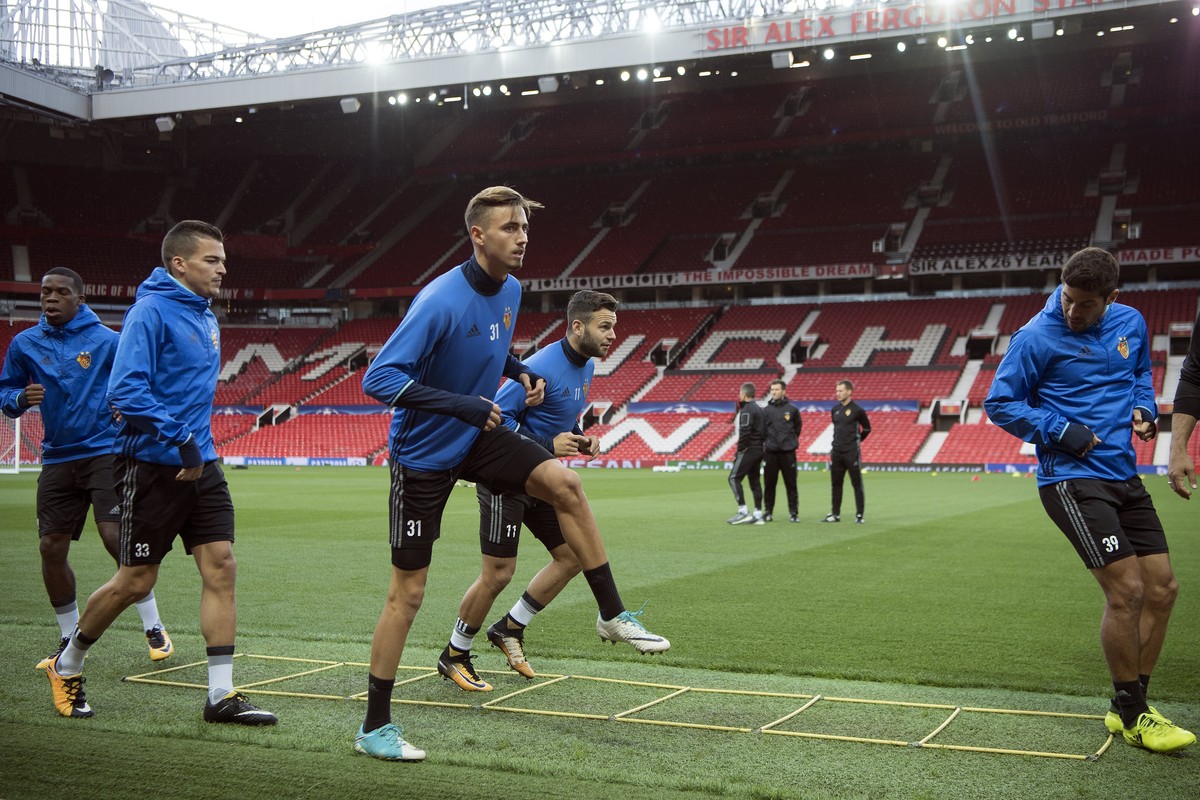 epa06198684 Basel players warm up during a training session at the Old Trafford Stadium, in Manchester, Britain, 11 September 2017. FC Basel 1893 will face Manchester United in the UEFA Champions Leag ...