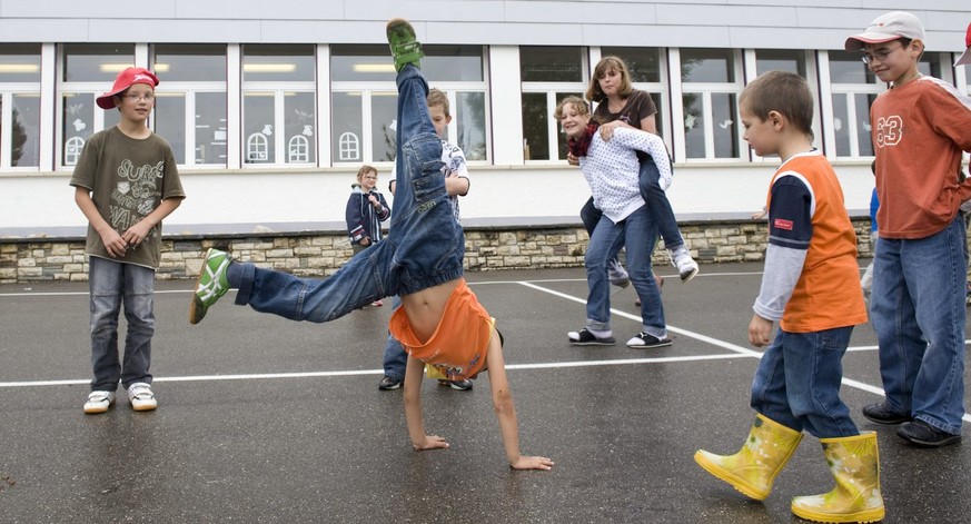 Schüler in Movelier auf dem Pausenplatz: Nur noch die Landessprache?