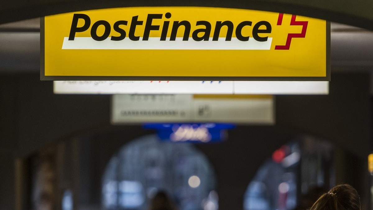 The Logo of PostFinance in the passage of its branch at Aarberggasse in Bern, Switzerland, on October 18, 2018 (KEYSTONE/Christian Beutler)
