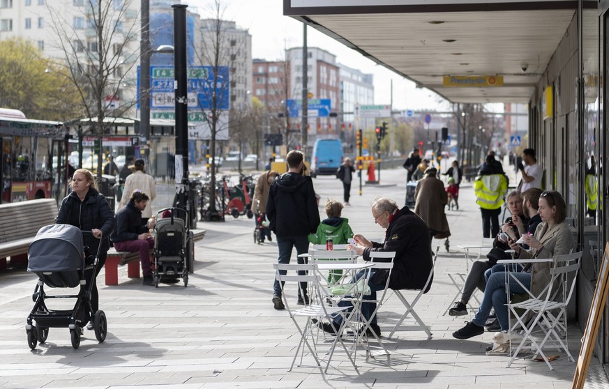 In anderen skandinavischen Ländern gelten strenge «Social Distancing»-Massnahmen. Nicht so in Schweden: Flaniermeile im Zentrum Stockholms.