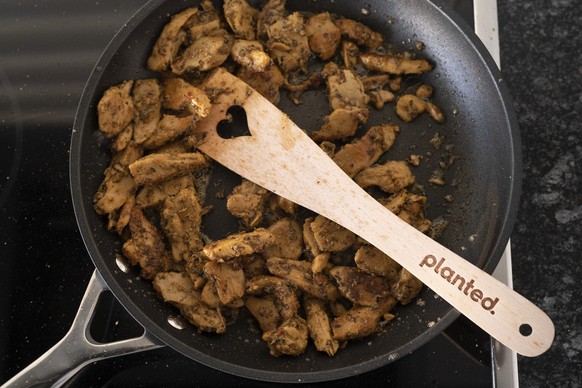 Fleischersatz aus pflanzlichen Rohstoffen der planted. Linie braten in einer Bratpfanne, fotografiert am 26. August 2021 in Zuerich. (KEYSTONE/Gaetan Bally)