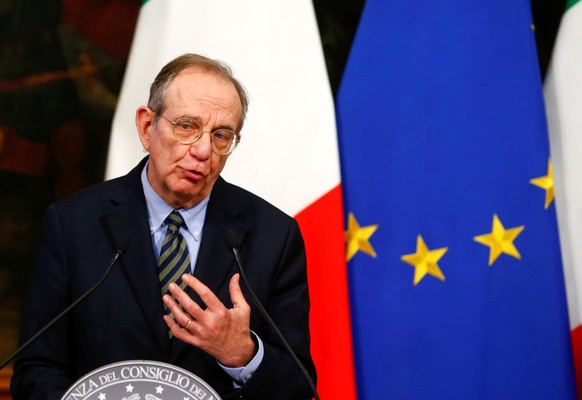 Italy&#039;s Finance Minister Pier Carlo Padoan speaks during a news conference at the Chigi Palace in Rome November 28, 2016. REUTERS/Tony Gentile