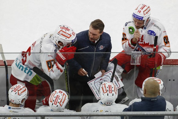 Rapperswils Cheftrainer Jeff Tomlinson gibt seinen Spielern vor der Verlaengerung Anweisungen im Eishockey Meisterschaftsspiel der National League zwischen dem EHC Biel und SC Rapperswil-Jona Lakers,  ...