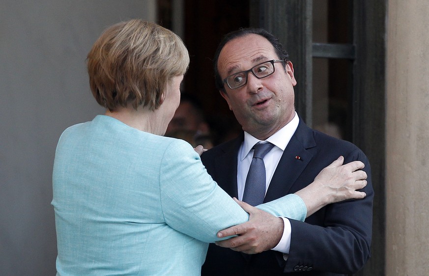 Francois Hollande begrüsst am 6. Juli Angela Merkel im Elysee.