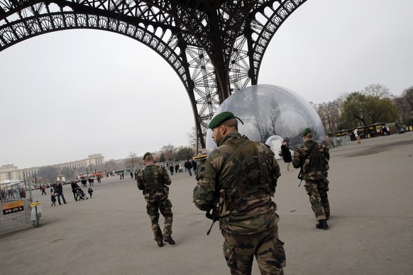 Höchste Sicherheitsstufe in Paris: Soldaten patrouillieren beim Eiffelturm.