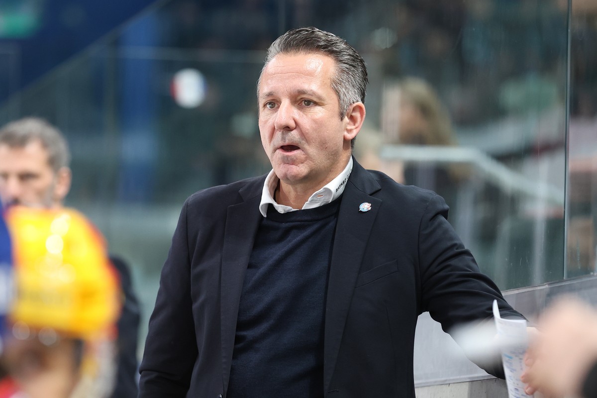Head Coach Marco Bayer (ZSC) waehrend dem Eishockeyspiel der National League zwischen den ZSC Lions und dem EV Zug, am Samstag, 31. Januar 2026, in der Swiss Life Arena in Zuerich.(Keystone/Manuel Gei ...
