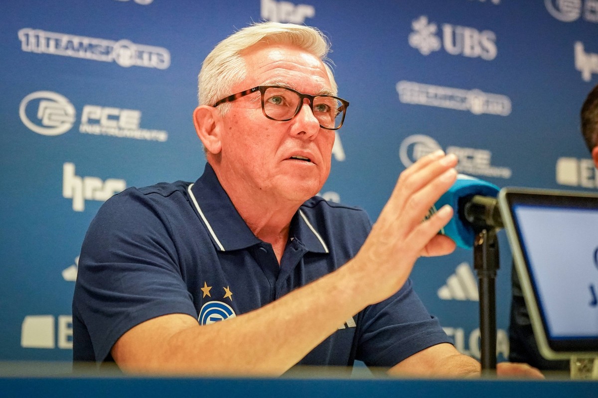 Schweiz, Zürich: Fussball - Grasshopper Club Zürich Vorstellung von Cheftrainer Olaf Janßen Pressekonferenz Zürich - Mimik, Gesichtsausdruck, Emotion, Pressekonferenz, Medien *** Switzerland, Zurich S ...
