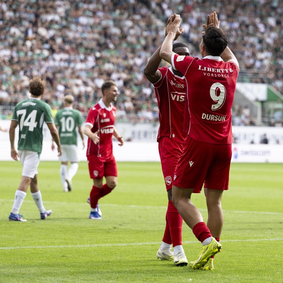 Furkan Dursun (FCT) jubelt nach seinem Tor zum 1:4 mit Brighton Labeau (FCT) im Fussball Meisterschaftsspiel der Swiss Super League zwischen dem FC St. Gallen (SG) und dem FC Thun (FCT), am Sonntag, 3 ...