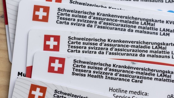 [Symbolbild] Verschiedene Schweizer Krankenversicherungskarten, fotografiert am Dienstag, 25. April 2023 in Bern. (KEYSTONE/Christian Beutler)