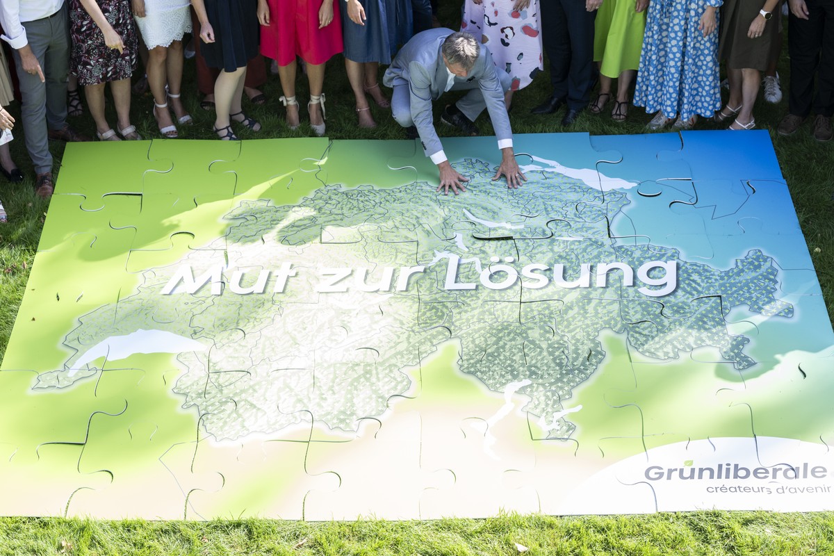 Parteipraesident Juerg Grossen setzt das Puzzle mit der Aufschrifrt �Mut zur Loesung� zusammen an der 52. Delegiertenversammlung der Gruenliberalen Partei, aufgenommen am Samstag, 19. August 2023 im G ...