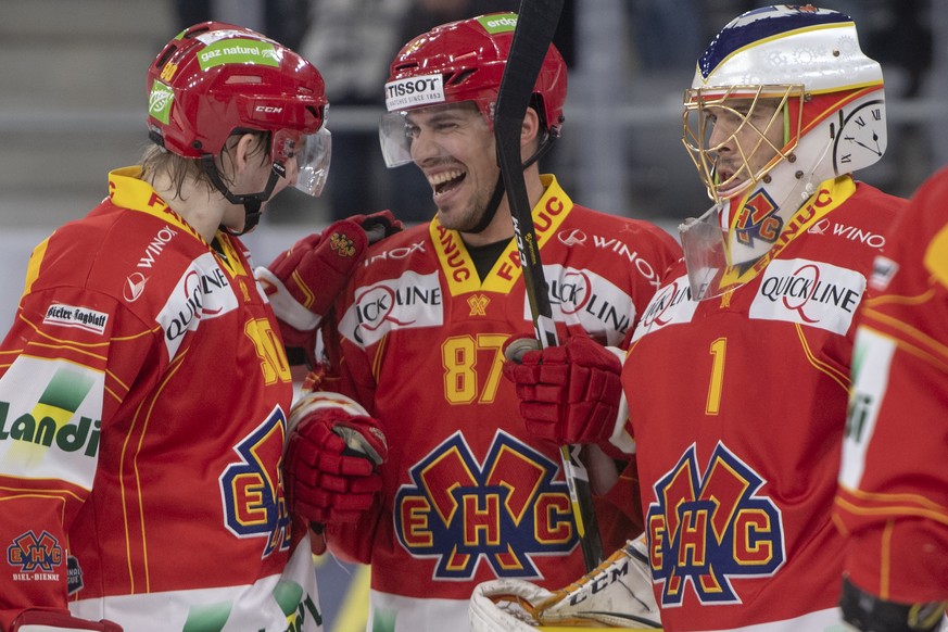 Biels Janis Jerome Moser, Marco Pedretti, Goalie Jonas Hiller, jubeln über den Sieg, nach dem Meisterschaftsspiel der National League, zwischen dem EHC Biel und den ZSC Lions, am Samstag 1. Dezember 2 ...