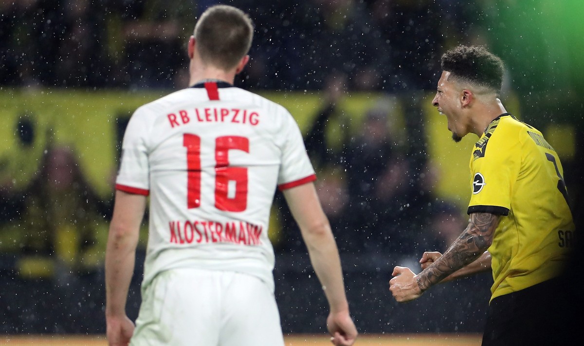 epa08078262 Dortmund's Jadon Sancho (R) celebrates scoring during the German Bundesliga soccer match between Borussia Dortmund and RB Leipzig in Dortmund, Germany, 17 December 2019. EPA/FRIEDEMAN ...