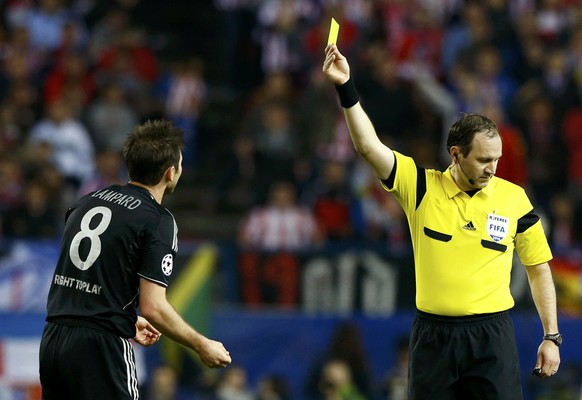 Alle zehn Spiele wieder: Gelbe Karte für Lampard.