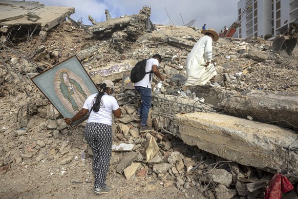 epa13119839 Father Omar Perez Gabino (top) walks a route to accompany with prayers the families, volunteers, and rescuers who continue the work of recovering bodies trapped under the rubble after the  ...
