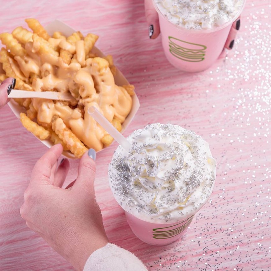 glitter glitzer milkshake hipster loaded fries essen food https://www.facebook.com/shakeshack/photos/a.501838315181.394648.124653650181/10159971091150182/?type=3&amp;theater