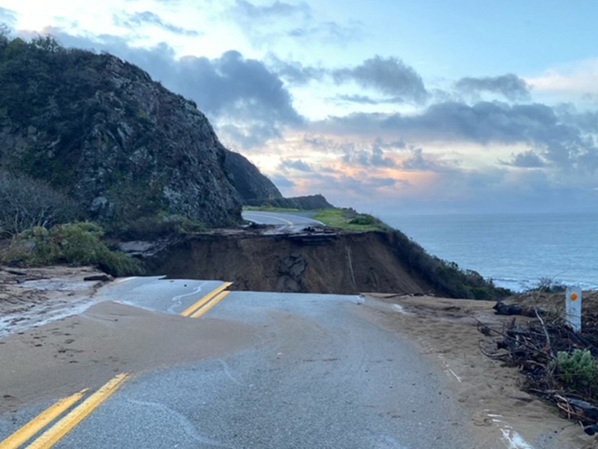HANDOUT - Ein Abschnitt des Highway 1 ist nach einem schweren Regensturm eingest