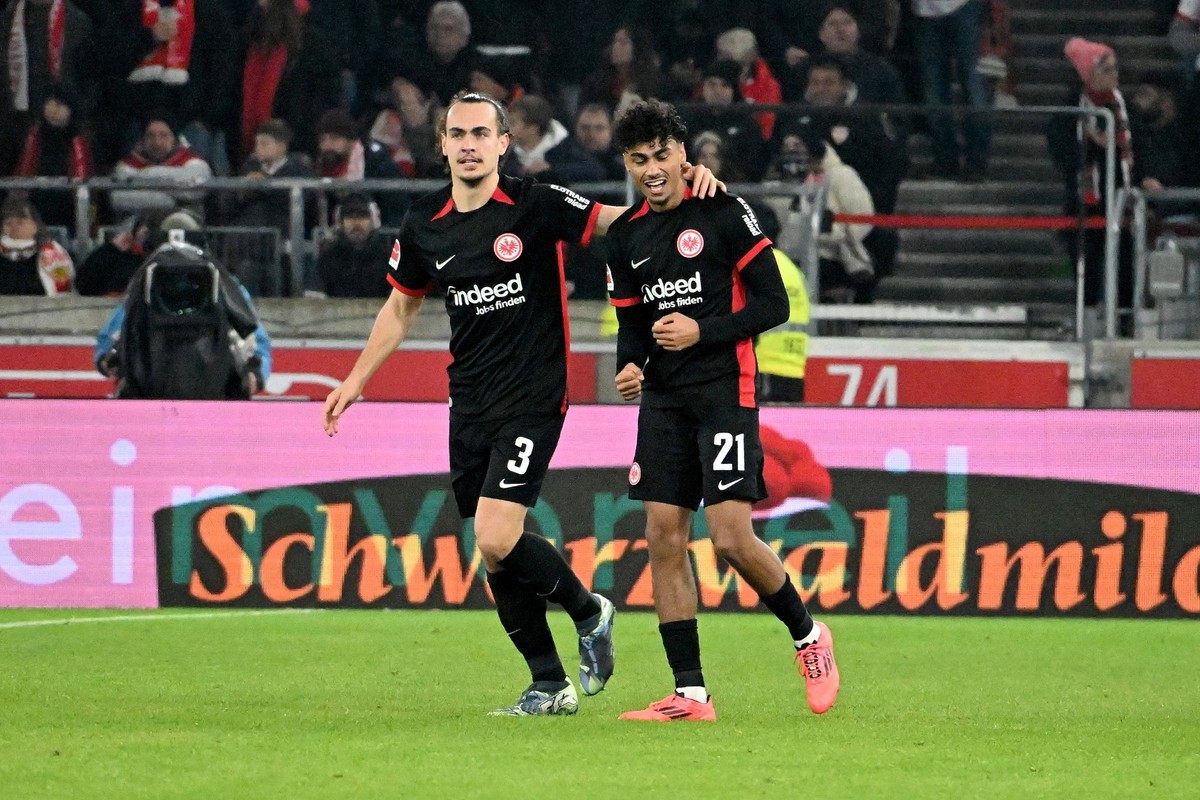 10.11.2024, xsltx, Fussball 1.Bundesliga, VfB Stuttgart - Eintracht Frankfurt emspor, v.l. Torjubel nach dem Tor zum celebrating the goal celebrate 0:2 durch Nathaniel Brown Eintracht Frankfurt DFL/DF ...