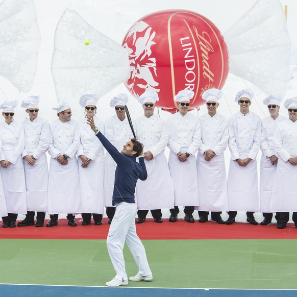 Tennis Champion Roger Federer beim Tennis Showmatch gegen Lindsey Vonn auf dem Jungfraujoch auf 3454 Meter ueber Meer anlaesslich der Eroeffnung des Lindt Swiss Chocolate Heaven am Mittwoch, 16. Juli  ...