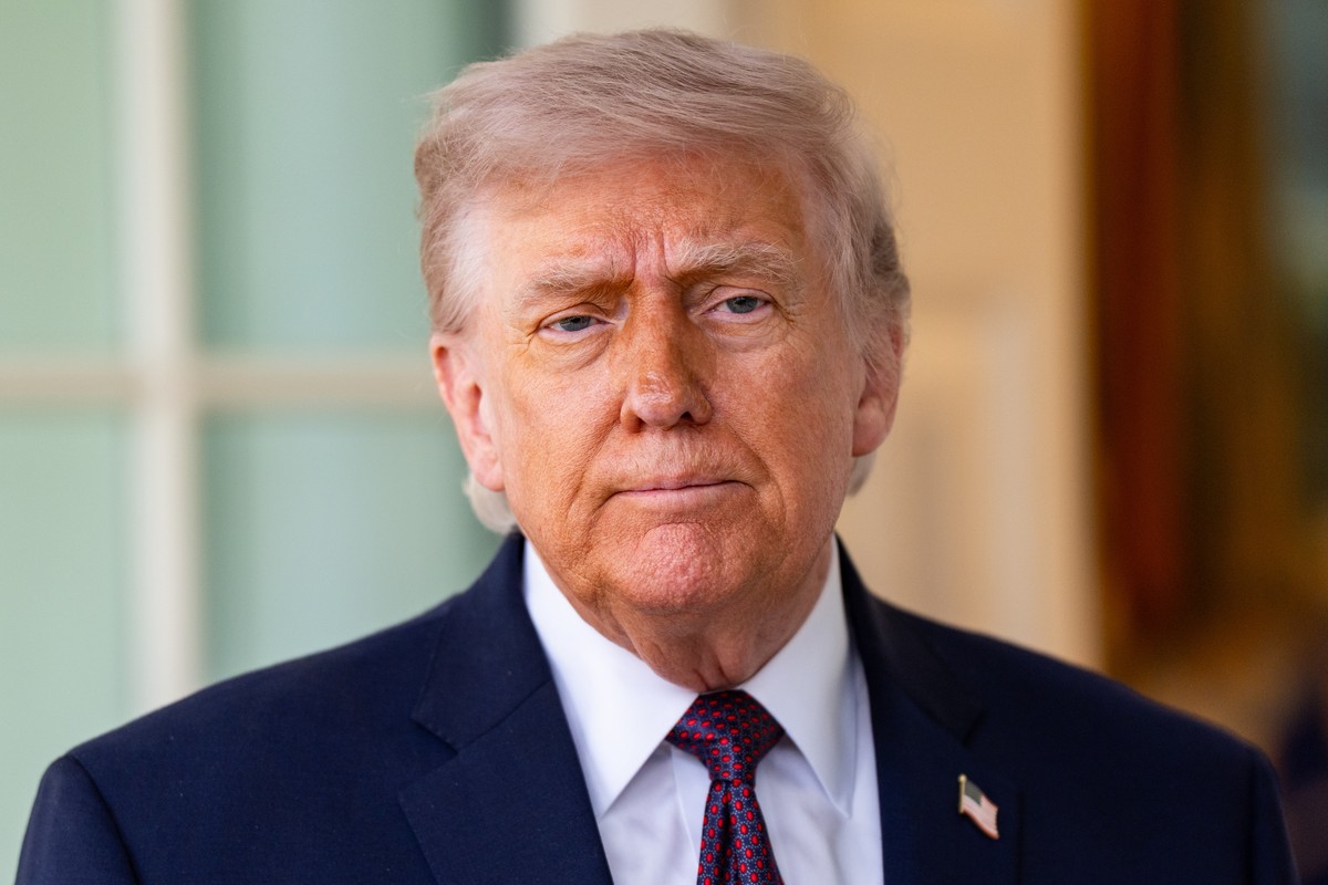 epa12887688 US President Donald Trump speaks to members of the media outside the Oval Office of the White House in Washington, DC, USA, 13 April 2026. EPA/SALWAN GEORGES / POOL