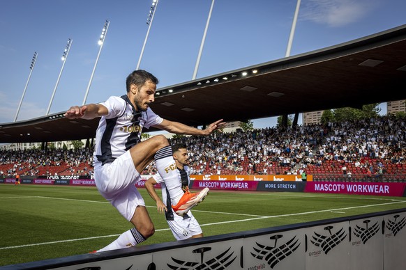 Antonio Marchesano (FCZ) jubelt mit Bledian Krasniqi (FCZ) (rechts) nach seinem Tor zum 3:2 im Fussball Meisterschaftsspiel der Swiss Super League zwischen FC Zuerich, FCZ, und dem FC Winterthur, FCW, ...