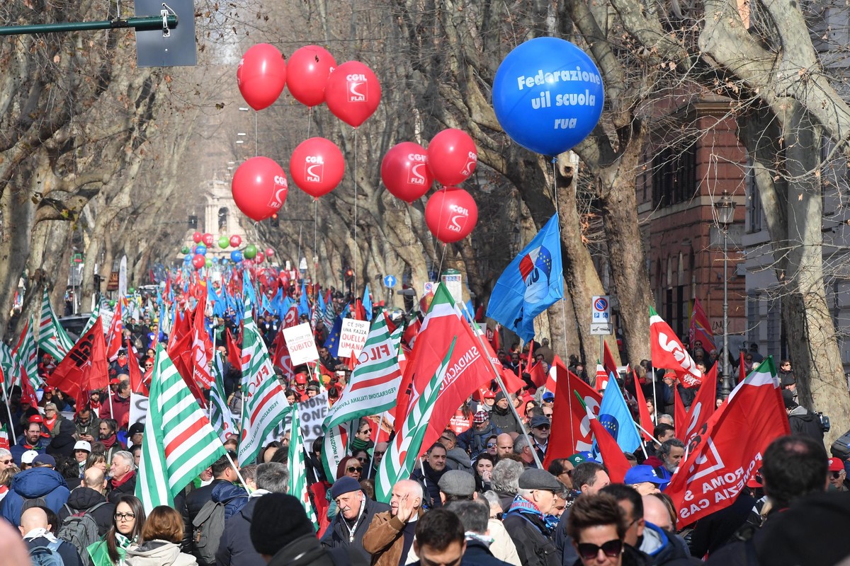 epa07354959 A general view of the national trade union demonstration CGIL, CISL e UIL from 'Piazza della Repubblica' to 'Piazza San Giovanni' in Rome, 09 February 2019. The nationa ...