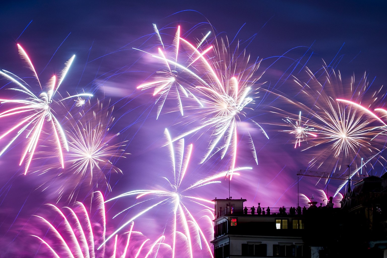 epa06411995 Fireworks illuminate the night sky over Zurich, Switzerland, 01 January 2018, during the New Year&#039;s celebrations. EPA/CHRISTIAN MERZ